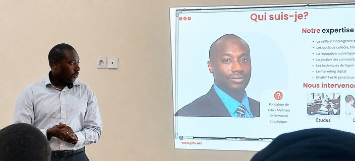 Oumar Watt animant un atelier de formation devant un groupe de participants